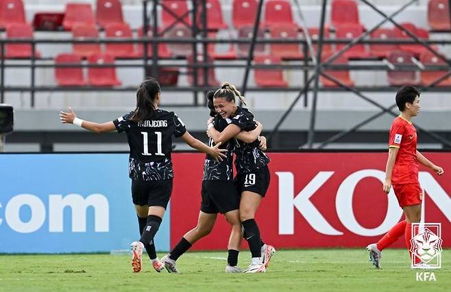 U-17(17세 이하) 여자축구 대표팀 선수들이 19일 중국과 벌인 아시안컵 3위 결정전에서 득점한 뒤 기뻐하고 있다. /대한축구협회