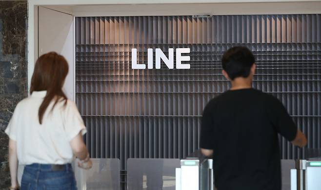 (성남=뉴스1) 김영운 기자 = 네이버 일본 라인야후 사태가 심화되고 있는 14일 오후 경기 성남시 분당구 라인플러스 본사로 직원들이 들어가고 있다.라인플러스는 이날 이은정 대표가 참석하는 전 직원 대상 온라인 설명회를 개최할 예정이다. 2024.5.14/뉴스1