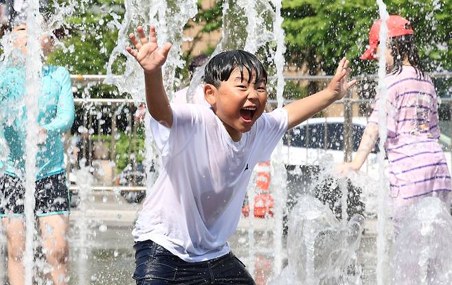초여름의 더운 날씨를 보인 19일 서울 종로구 광화문광장 바닥분수대에서 어린이들이 즐거운 시간을 보내고 있다. /연합뉴스