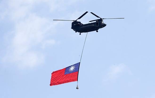 대만 국기를 매달고 비행하는 헬기(자료사진) ⓒAP/뉴시스