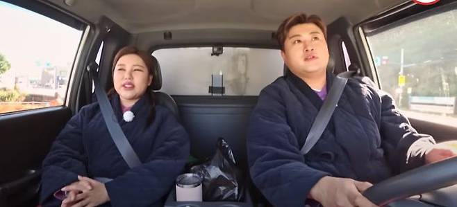 'TV조선'의 예능 프로그램 '복덩이들고'에 출연한 김호중이 함께 출연한 송가인과 대화를 나누며 1t 트럭을 운전하고 있다. TV조선 유튜브 캡처