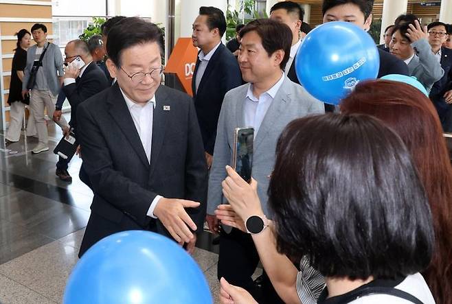 더불어민주당 이재명 대표가 19일 오후 대전시 유성구 도룡동 대전컨벤션센터(DCC)에서 열린 '당원과 함께-민주당이 합니다' 행사에 참석하며 지지자와 인사하고 있다. ⓒ 연합뉴스