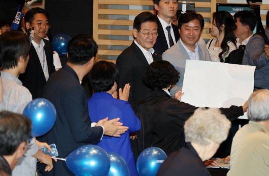 이재명 더불어민주당 대표가 19일 오후 대전시 유성구 도룡동 대전컨벤션센터(DCC)에서 열린 '당원과 함께-민주당이 합니다' 행사에 참석하며 지지자와 인사하고 있다. 연합뉴스