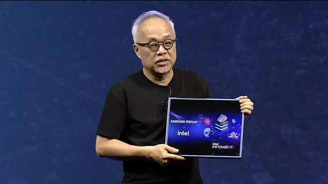 최주선 삼성디스플레이 사장이 지난 2022년 열린 인텔 이노베이션 행사에서 슬라이더블 디스플레이 시제품을 들고 소개했다. 〈사진 인텔 뉴스룸 유튜브 캡쳐〉