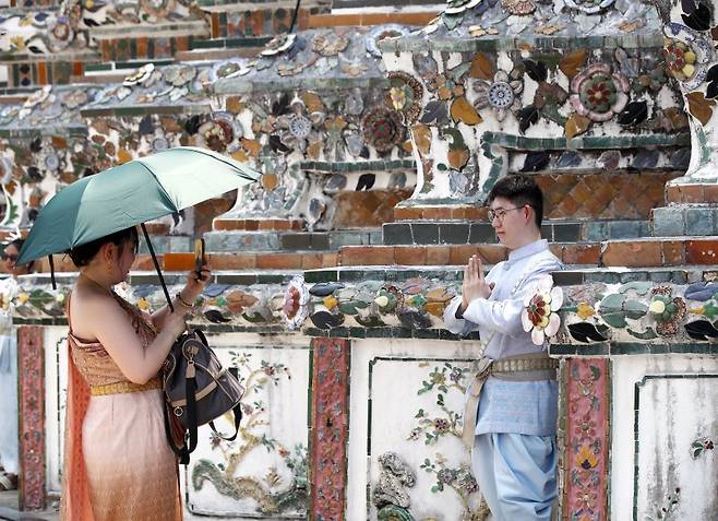 중국 관광객들이 6일 태국 방콕의 관광 명소인 왓 아룬 사원에서 기념 사진을 찍고 있다. EPA연합뉴스