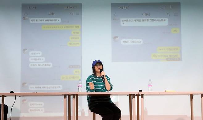 [서울=뉴시스] 김혜진 기자 = 민희진 어도어 대표가 25일 오후 서울 강남구 한국컨퍼런스센터에서 열린 긴급 기자회견에서 입장을 밝히고 있다. 하이브는 22일 민희진 대표 등이 경영권 탈취 시도를 했다며 전격 감사에 착수한 것으로 알려졌다. 민 대표는 하이브의 또 다른 산하 레이블인 빌리프랩의 걸그룹 아일릿이 뉴진스를 카피했다는 공식입장으로 맞받아쳤다. 2024.04.25. jini@newsis.com /사진=뉴시스