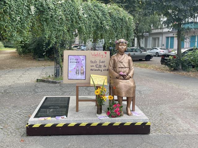 일본군 위안부 피해자들을 기리는 평화의 소녀상이 지난 2021년 9월 독일 베를린시 미테구 모아비트 지역에 설치돼 있다. 베를린=연합뉴스
