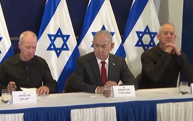 베냐민 네타냐후(가운데) 이스라엘 총리가 지난해 10월 11일 제2 야당인 국민통합당의 베니 간츠(오른쪽) 대표와 요아브 갈란트 국방장관과 함께 전시 내각 구성을 알리고 있다. 이스라엘 총리실 유튜브 캡처