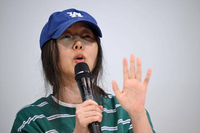 민희진 어도어 대표가 지난달 25일 서울 서초구 한국컨퍼런스센터에서 열린 긴급 기자회견에서 어도어 측의 공식 입장을 발표하고 있다. 박시몬 기자