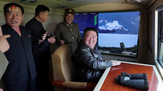 김정은(맨 오른쪽) 북한 국무위원장이 지난 17일 동해상에서 진행된 전술 탄도미사일 시험 사격을 참관하고 있다. 조선중앙TV 뉴시스