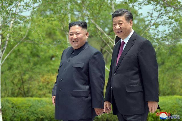 시진핑(오른쪽) 중국 국가주석과 김정은 북한 국무위원장이 지난 2019년 6월 평양 금수산영빈관에서 만나 산책하고 있다. 조선중앙통신 연합뉴스
