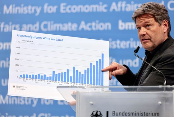 지난달 로베르트 하베크 경제·기후보호부 장관이 독일의 에너지 전환 진행 상황을 알리는 기자 회견을 연 모습. EPA=연합뉴스