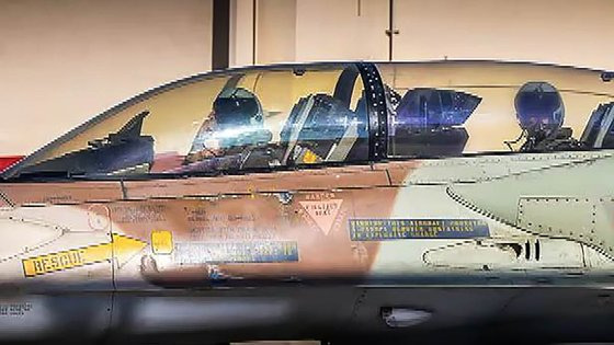방공 작전을 위해 F-16에 탄 소령(왼쪽). 이스라엘 방위군