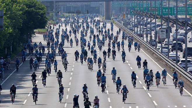 2024 서울 자전거대행진이 열린 19일 오전 참가자들이 강변북로 난지한강공원 인근을 지나고 있다. 강정현 기자