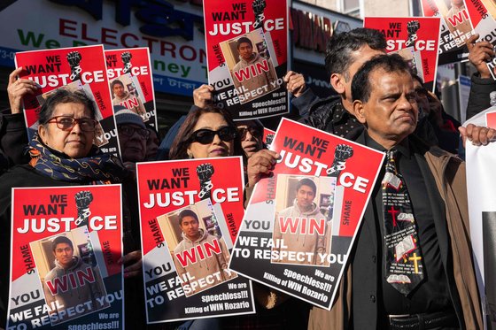 지난 3월 29일 미국 뉴욕에서 시위대가 경찰 총격 희생자 윈 로사리오 사건과 관련해 경찰 처벌을 요구하고 있다. AFP=연합뉴스