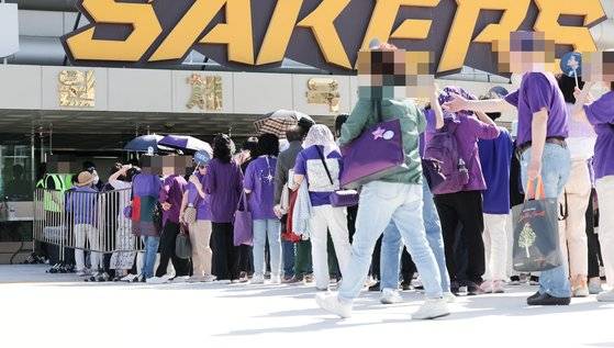 지난 18일 오후 가수 김호중(33)의 전국 투어 콘서트 '트바로티 클래식 아레나 투어 2024'가 열리는 경남 창원시 성산구 창원스포츠파크 실내체육관 인근에 팬들이 줄지어 서 있다. 연합뉴스