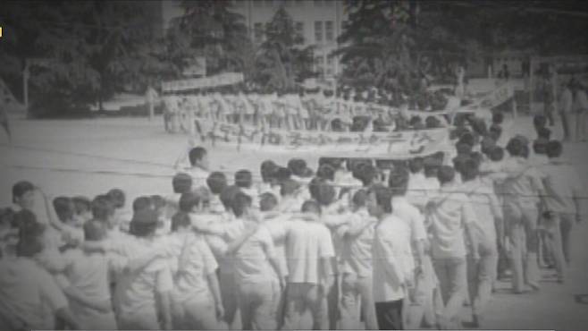 1980년 5월 27일 학교 운동장에서 교내 시위 중인 신흥고 학생들