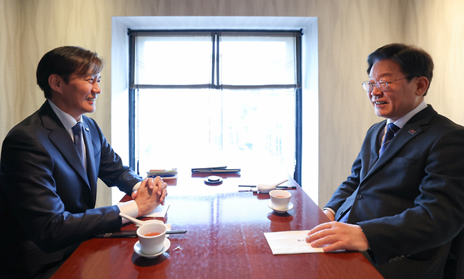 이재명 더불어민주당 대표(오른쪽)와 조국 조국혁신당 대표가 4월 25일 서울 모처에서 만나 대화하고 있다. /더불어민주당 제공