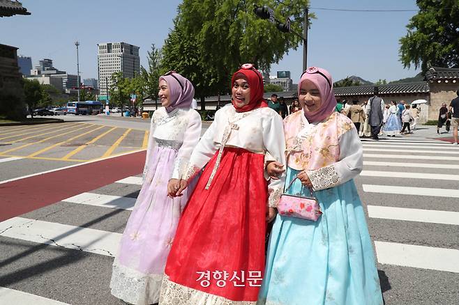 최응천 국가유산청장이 “경복궁 근처 ‘국적 불명 한복’ 개선할 것”이라고 말한 가운데 19일 서울 종로구 경복궁 근처 한복 대여점을 찾은 외국인 관광객들이 한복을 입고 있다. 정효진 기자