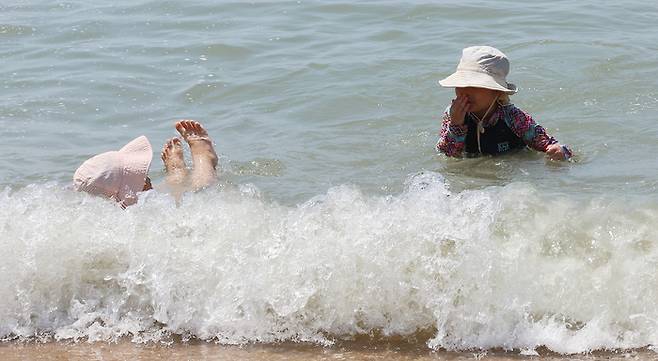 초여름 날씨가 나타난 19일 오후 인천 중구 을왕리해수욕장에서 어린이들이 물놀이를 하고 있다. 연합뉴스.