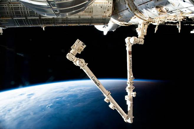 국제우주정거장(ISS)에서 운영 중인 로봇 팔. 길이 17ｍ로 외부에서 각종 작업을 할 때 사용되며 캐나다가 만들었다. 미국 항공우주국(NASA) 제공