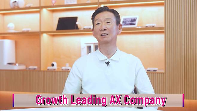 LG Uplus CEO Hwang Hyeon-sik unveils the company's new brand slogan during an internal online session on Friday. (LG Uplus)