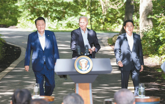 From left, South Korean President Yoon Suk Yeol, U.S. President Joe Biden and Japanese Prime Minister Fumio Kishida are seen during a press conference at Camp David in Maryland in this file photo. [YONHAP]