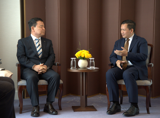 The Korea Water Resources Corporation (K-water) CEO Yun Seogdae, left, met with Cambodian Prime Minister Hun Manet on Friday in central Seoul. [K-WATER]