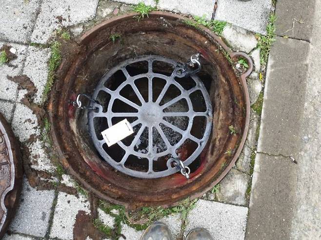 대전 중구가 여름철 집중호우로 인한 맨홀 뚜껑 이탈을 막기 위해 설치한 시설물. 대전중구