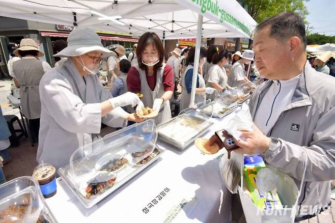 이날 축제에서 내외국인 방문객들은 우리 전통사찰음식에 큰 관심을 보였다.