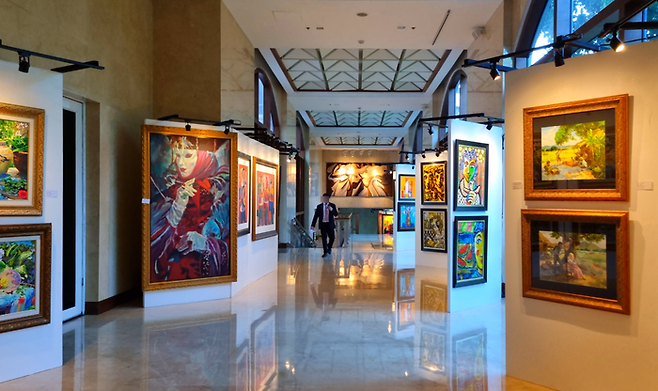 통로에 현지 예술가 작품이 가득하다 / 사진=김혜성 여행+ 기자