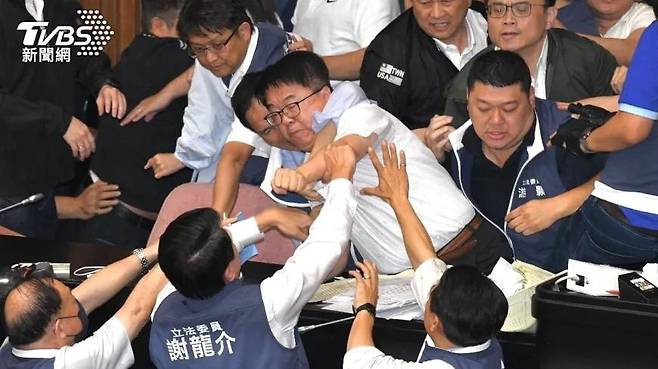 지난 17일 대만 국회에서 집단 난투극이 벌어졌다. 이날 주먹질, 발길질 등이 오가면서 민진당 5명, 국민당 1명 등 총 6명의 의원이 부상을 당해 병원으로 이송됐다.  대만 TVBS 캡처