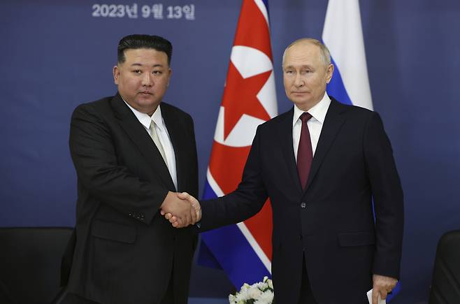 블라디미르 푸틴 러시아 대통령(오른쪽)과 김정은 북한 국무위원장이 2023년 9월13일 러시아 동부 블라고베셴스크에서 약 200㎞ 떨어진 치올코프스키시 외곽 보스토치니 우주기지에서 만나 악수하고 있다. /AP=뉴시스