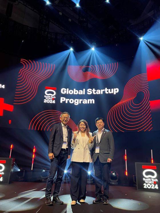 김종갑 GDIN 대표(왼쪽), 장석진 GDIN 본부장(오른쪽)이 '스시테크 챌린지' 결승에 오른 말레이시아 기업 Entomal Biotch Sdn Bhd의 야니칭 대표 (중앙)에게 스페셜 기업상을 수여하고 기념사진을 촬영하고 있는 모습/사진=GDIN