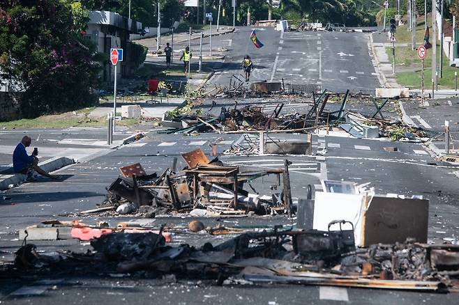 18일(현지시간) 프랑스령 뉴칼레도니아에서 발생한 폭력 소요 사태로 현지 도로가 불에 탄 물건으로 뒤덮여 있다. /AFPBBNews=뉴스1