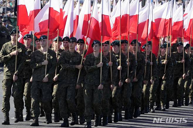 [바르샤바=AP/뉴시스]도날트 투스크 폴란드 총리가 100억 즈워티(약 3조4580억원)를 들여 '동부 방패(Tarcza Wschód)'를 만들겠다고 다짐했다. 사진은 지난해 8월15일(현지시각) 폴란드 수도 바르샤바에서 열린 폴란드 국군의 날 기념 행사에서 폴란드 군이 행진하는 모습. 2024.05.19.