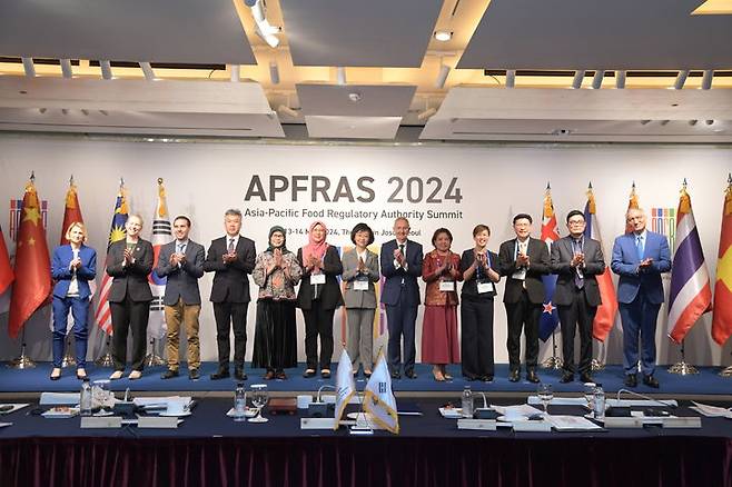 [서울=뉴시스] 19일 식품의약품안전처는 제2회 아시아·태평양 식품 규제기관장 협의체인 ‘아프라스 2024’를 개최하고 11개 국가와 함께 식품 규제조화와 전략적 협력을 다짐하는 ‘아프라스 서울 2024 선언문(APFRAS Seoul 2024 Declaration)’을 채택했다고 밝혔다. (사진=식약처 제공) 2024.05.17. photo@newsis.com *재판매 및 DB 금지