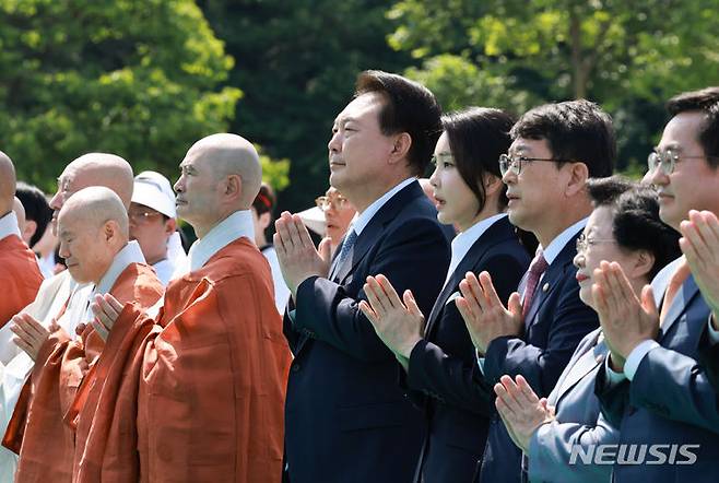 [양주=뉴시스] 전신 기자 = 윤석열 대통령과 부인 김건희 여사가 19일 양주 회암사지 특설무대에서 열린 '회암사 사리 이운 기념 문화축제 및 삼대화상 다례재'에서 합장하고 있다. (대통령실통신사진기자단) 2024.05.19. photo1006@newsis.com