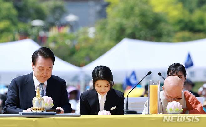 [양주=뉴시스] 전신 기자 = 윤석열 대통령과 부인 김건희 여사가 19일 경기도 양주 회암사지 특설무대에서 열린 '회암사 사리 이운 기념 문화축제 및 삼대화상 다례재'에서 헌등하고 있다. (대통령실통신사진기자단) 2024.05.19. photo1006@newsis.com