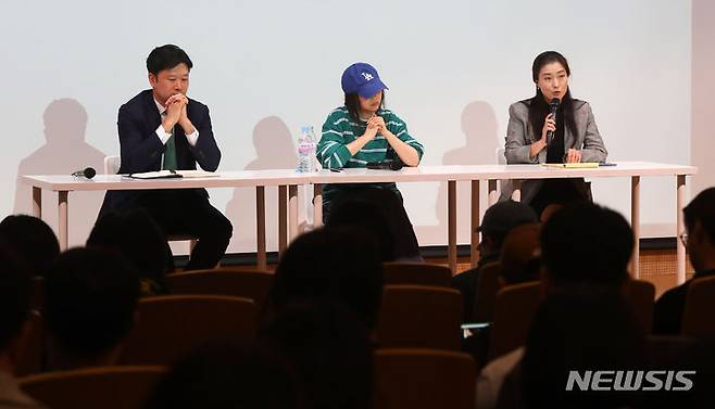 [서울=뉴시스] 김혜진 기자 = 민희진(가운데) 어도어 대표가 25일 오후 서울 강남구 한국컨퍼런스센터에서 열린 긴급 기자회견에 참석해 있다. 하이브는 22일 민희진 대표 등이 경영권 탈취 시도를 했다며 전격 감사에 착수한 것으로 알려졌다. 민 대표는 하이브의 또 다른 산하 레이블인 빌리프랩의 걸그룹 아일릿이 뉴진스를 카피했다는 공식입장으로 맞받아쳤다. 2024.04.25. jini@newsis.com