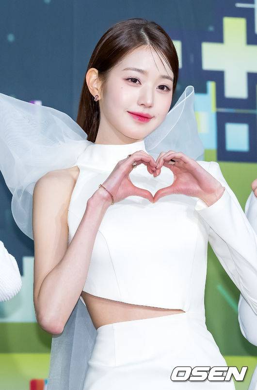 [OSEN=민경훈 기자]그룹 아이브 장원영이 무대 위에서 포즈를 취하고 있다. 2022.12.16 /rumi@osen.co.kr