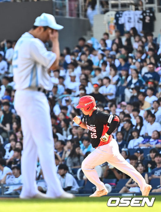 [OSEN=창원, 이석우 기자] 19일 창원NC파크에서 2024 신한 SOL 뱅크 KBO 리그 NC 다이노스와 KIA 타이거즈의 경기가 열렸다. NC는 이용준을 선발로 스윕패 위기 탈출을 노리고 위닝시리즈를 완성한 KIA는 양현종을 내세워 시리즈 전승을 노린다.KIA 타이거즈 이우성이 9회초 2사 좌월 솔로 홈런을 치고 그라운드를 돌고 있다. 2024.05.19 / foto0307@osen.co.kr