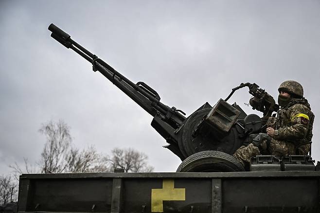 우크라이나 병사가 드론 요격용 기관포를 공중에 조준하고 있다. 세계일보 자료사진