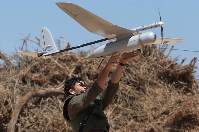 한 이스라엘 군인이 정찰용 드론을 띄울 준비를 하고 있다. EPA 연합뉴스