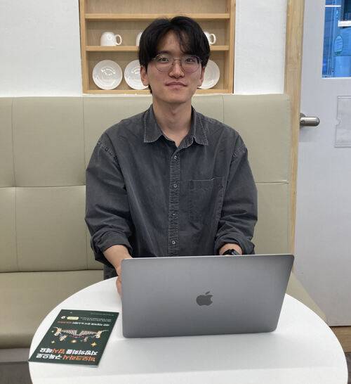 설재균&nbsp;‘띠모크라시’ 발행인이 지난 9일 인터뷰를 하고 있다. 강은선 기자&nbsp;