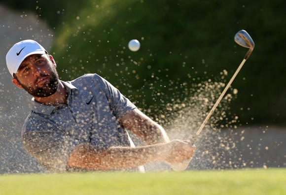 19일 PGA 챔피언십 3라운드 18번홀에서 벙커샷을 하는 세계 1위 스코티 셰플러. AFP 연합뉴스