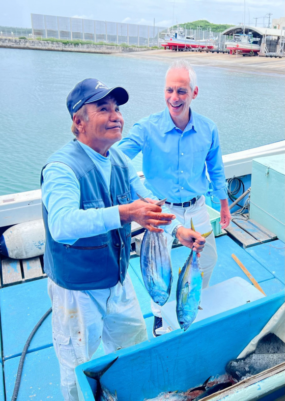 람 이매뉴얼(오른쪽) 주일 미국대사가 17일 일본 최서단인 오키나와현 요나구니섬을 찾아 어부들을 격려하고 있다. 요나구니 AP 연합뉴스