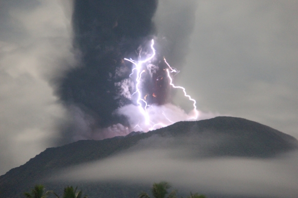 2024년 5월 18일(현지시간) 인도네시아 북말루쿠주 할마헤라섬의 이부 화산에서 번개가 번쩍이면서 화산재가 분출하고 있다. / 사진=로이터 연합뉴스
