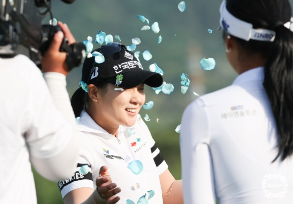 박현경이 19일 2024 두산매치플레이에서 최종 우승한 뒤 우승 축하 꽃잎 세례를 받고 있다. KLPGA 제공