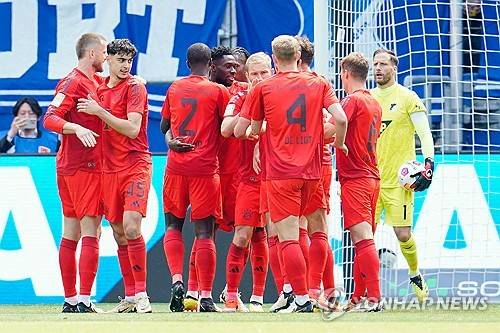 뮌헨이 19일(한국시간) 독일 호펜하임에 있는 프리제로 아레나에서 열린 호펜하임과의 2023-2024시즌 분데스리가 최종 라운드에서 2-4 역전패를 당했다. 뮌헨은 이 경기 패배로 승점 확보에 실패했다. 동시간대 열린 슈투트가르트와 보루시아 묀헨글라트바흐 경기에서 슈투트가르트가 4-0 대승을 거두면서 뮌헨은 3위(23승 3무 8패 승점 72)로 밀려났다. 슈투트가르트가 2위(23승 4무 7패 승점 73)로 올라섰다. 뮌헨이 3위로 내려앉은 건 지난 2010-2011시즌 이후 13년 만이다. 연합뉴스